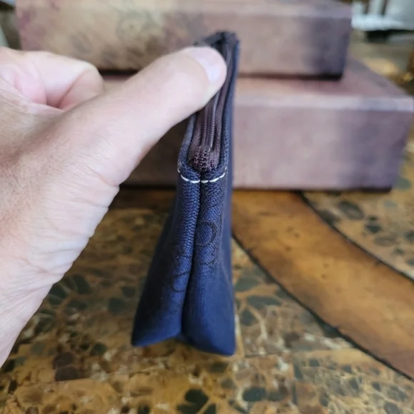 Dooney & Bourke pouch - Picture 4 of 6